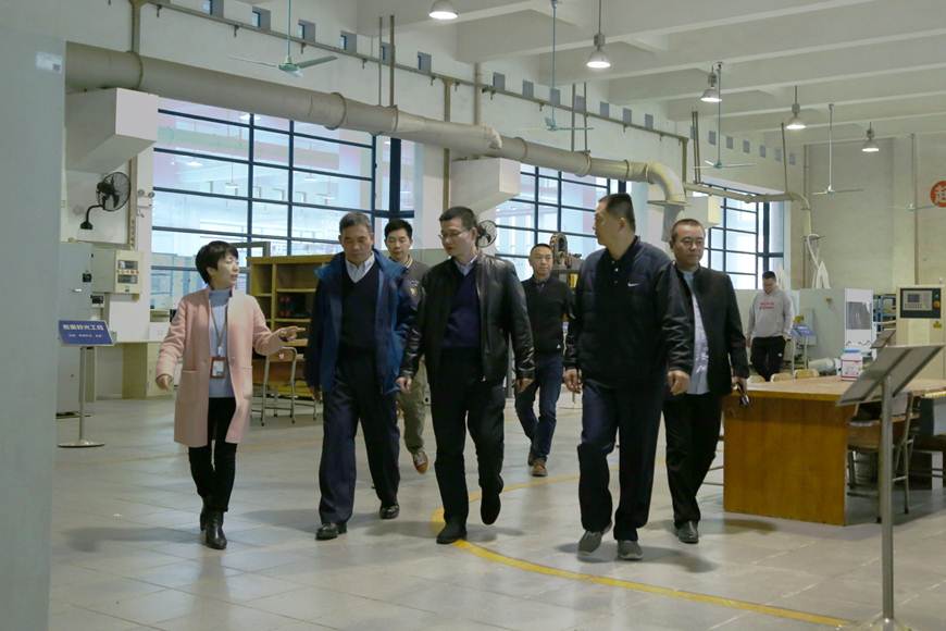 说明: D:\2019年新闻\1月18日 广东省教育厅检查组到贝博官网检查实验室安全管理工作\图片\检查设计学院实验室4.JPG